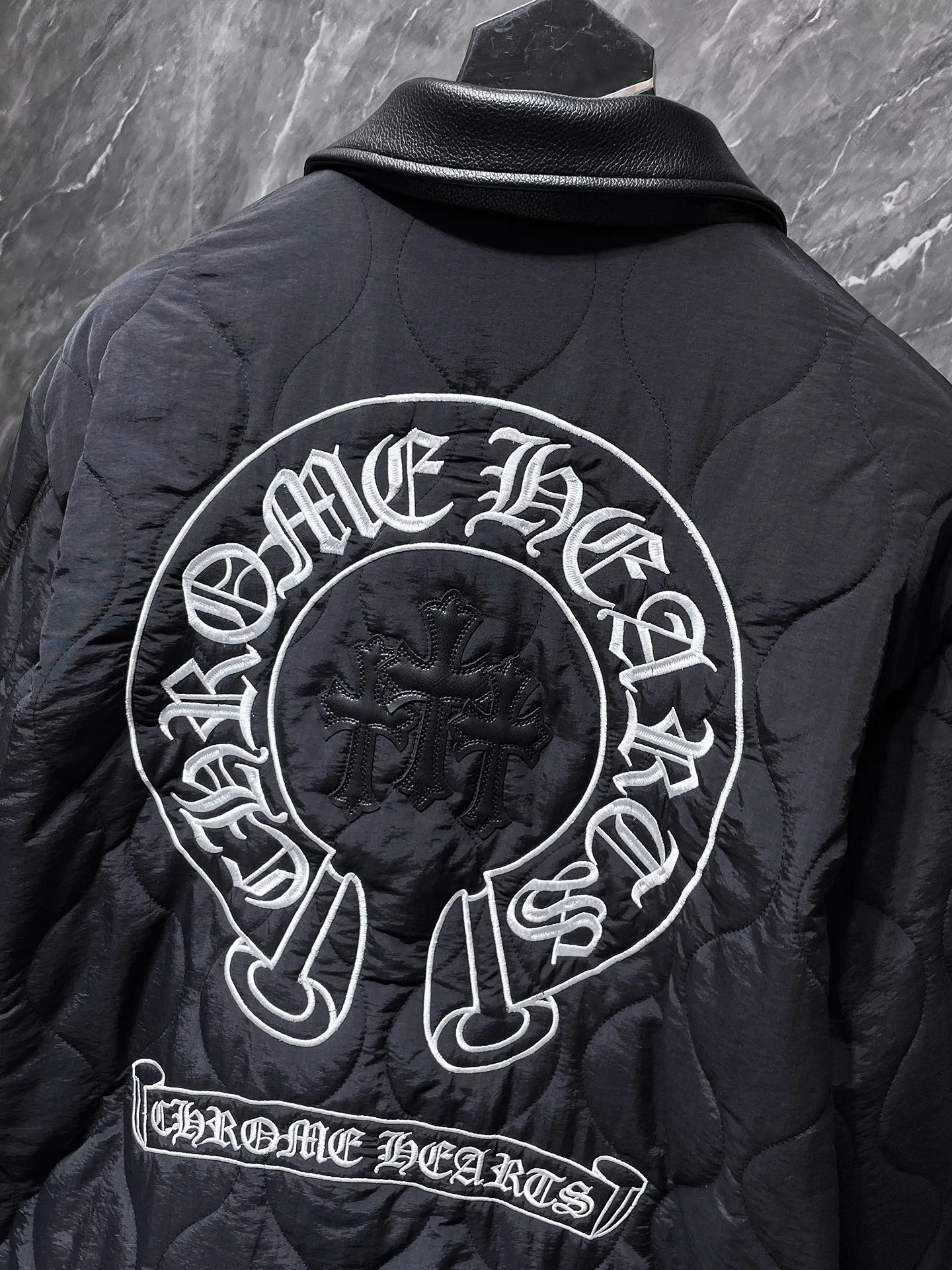 P416 Chrome Hearts 🍁Winter cotton jacket series🍁 25ss Crow Heavy Industry Cross Leather Label Lapel Embroidered Cotton Jacket Available at counters simultaneously❤ The highest version series on the market Customized version of windproof pure cotton jacket fabric Filled with high-density high-elastic down cotton inside Highly warm, fluffy and soft, extremely resilient Lightweight and fashionable ✨✨ Slim fit and not bloated Recommended color: black Code number: S, M, L, XL